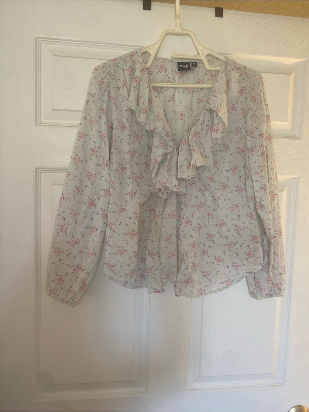 GAP Women’s pale green floral Ruffle Blouse